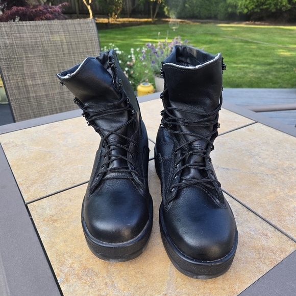 Never worn, military combat boots - Picture 2 of 5